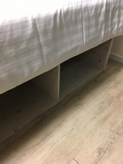 ベッドの下が収納になっています