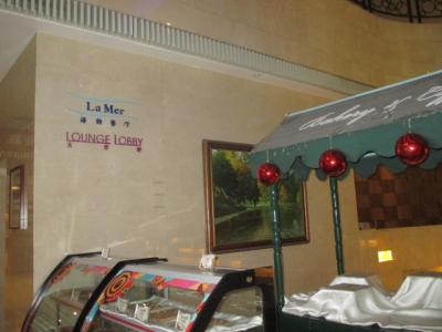 ホテル内のケーキ屋さんです