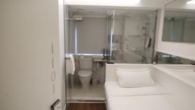 ドアを開けら･･･ベッド