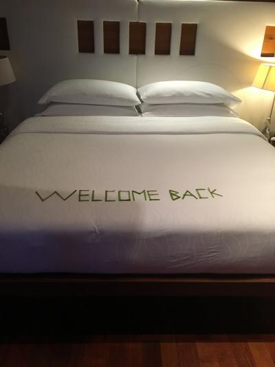 ベッドにはアレンジメントメッセージが