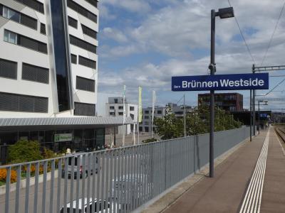 列車とトラムの駅のすぐ前にホテルがあります