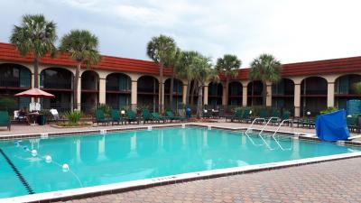 こうして見るとなかなか良さそうなホテルですが、全然違います。