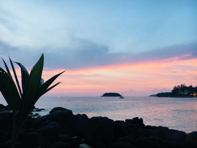 カタタノイビーチで真っピンクに染まる夕日を