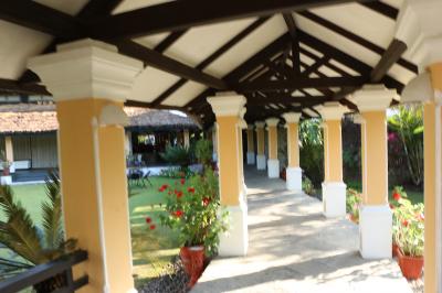 このような廊下をかなり歩いてフロントなどに行きます。