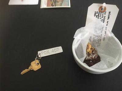 鍵とメッセージが添えられたお菓子