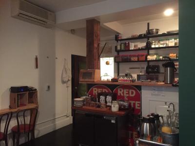 ２階にある朝食用のスペース。客室を改装したのが納得の配置です