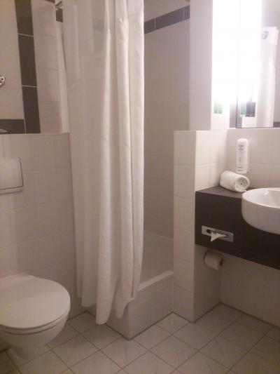 シャワーのみのバスルーム