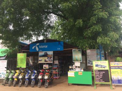 ホテル前のお店