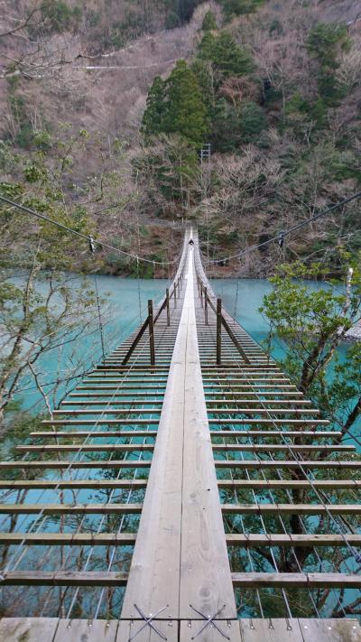 冬でも川の色はエメラルドグリーン