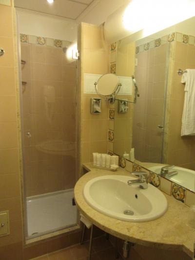 シャワースペースが仕切られており事実上「バストイレ別」です。