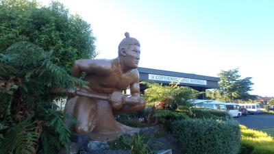 マオリの像が出迎え。