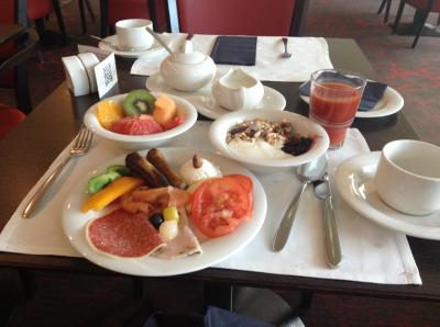 特にパンが美味。飲み物はポットでもってきてくれます。