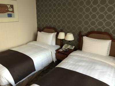 部屋のライトの一斉操作は枕元のボタン(一番右上)