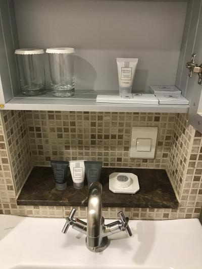 鏡の中にボディクリーム