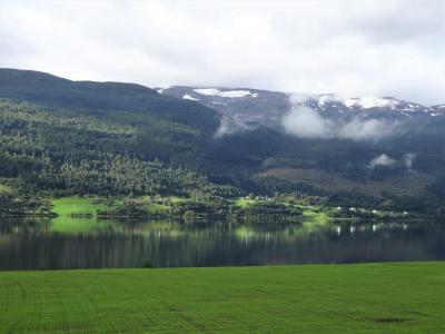 ホテルの前に広がる湖畔