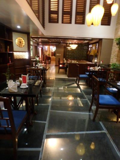 朝食レストラン。写真で見るほど高級感はありません。。