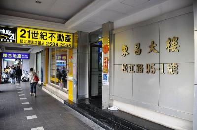 このビルの４階にある