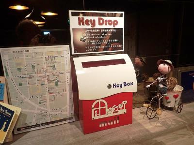 早朝のチェックアウトはこの箱にカギを入れて出る