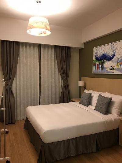 クイーンサイズのベッドルーム