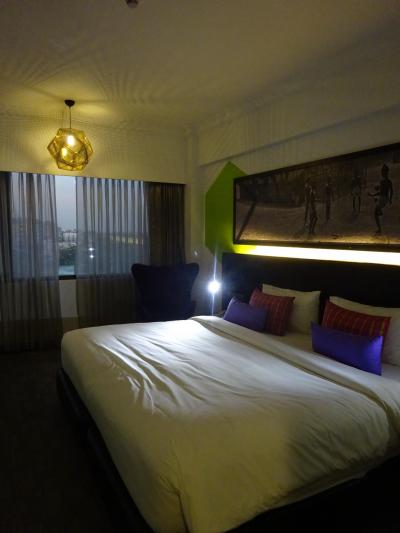 部屋は広くてきれいだけど、間接照明だけなのでやや薄暗い