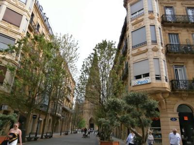 右の建物がペンション。奥に見えるのがカテドラル