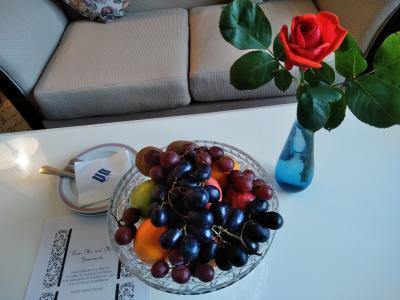 銀婚式の記念旅行ということで、客室に豪華なフルーツサービスが