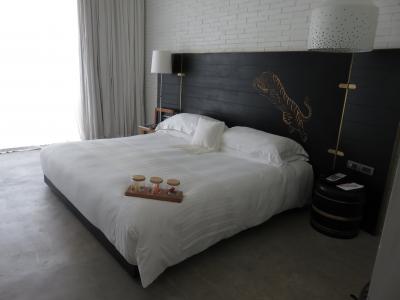 広々とした部屋で、ベッドの上にはウェルカムスィーツ？