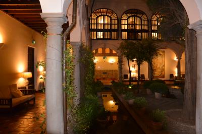 アルハンブラ宮殿内に泊まる