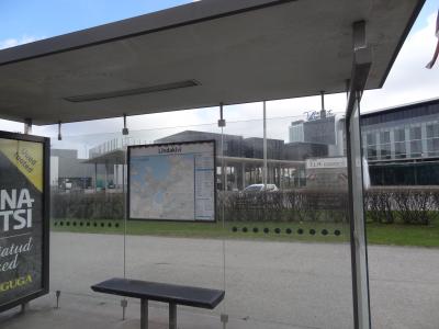 バス停もすぐ目の前（後ろに見えるのがホテル）