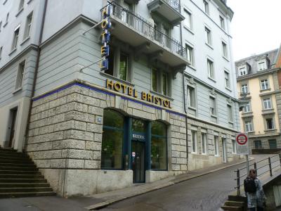 短い坂道に面したホテル外観