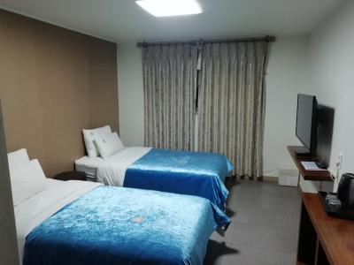 造りは古いがまずまず清潔で騒音も気になりませんでした