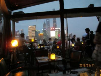 屋内の席はがら空き。