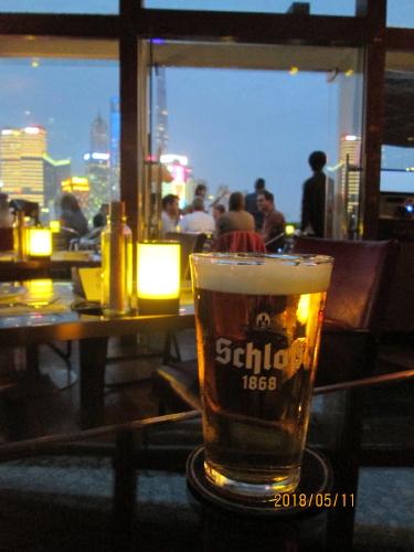 室内席でビールを１杯。