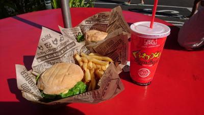 ボリュームあるアメリカンハンバーガー