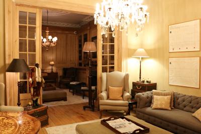 ロビー代わりのサロンのような部屋があります。