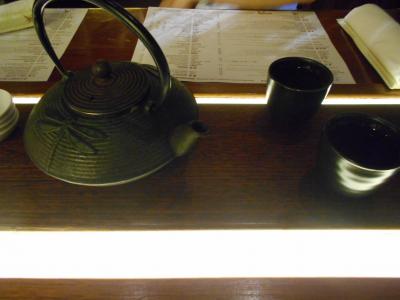 鉄瓶で提供される熱々のお茶