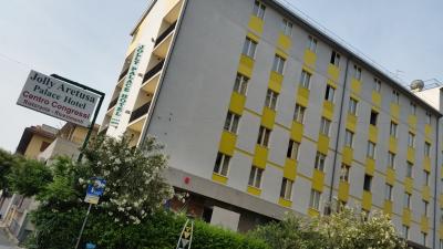 下から見上げる