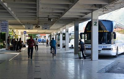 モスタル鉄道駅横のバスターミナル（東）