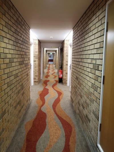 3階でエレベーターを降りて部屋に向かう途中