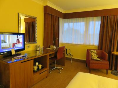 窓の外は駐車場で少し離れた所に線路があります　音は気になりま