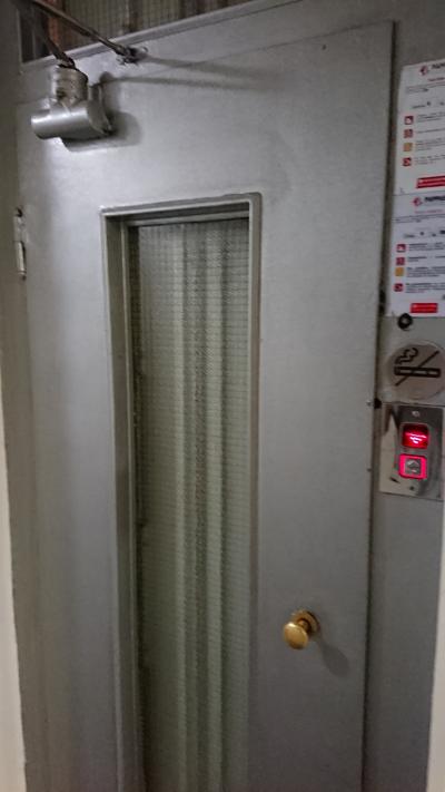 エレベーターのドアは手動