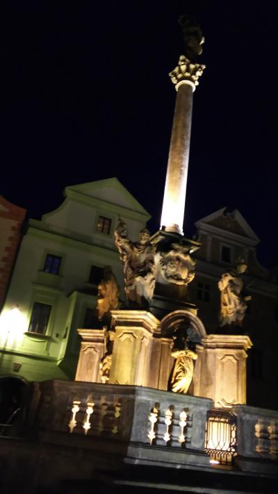 ホテル前広場のライトアップのされたモニュメント