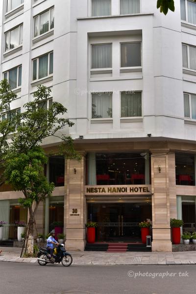 綺麗な建物です。2階の窓は食堂です。