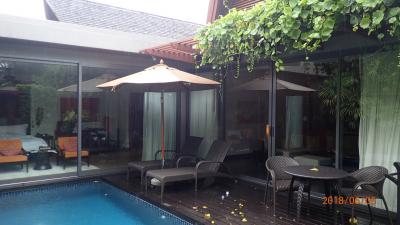 プールから左側が寝室、右側がリビング・ダイニング