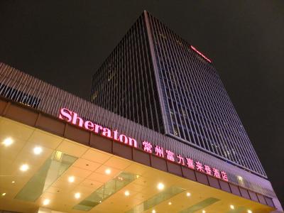 夜に見たホテル外観。