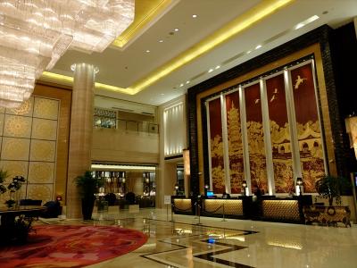 天井が高く豪華なロビー。