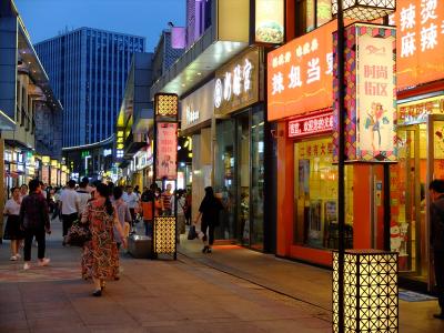 ホテル裏手には、新北金街という飲食街もあってとても便利。