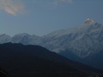 朝日に輝くニルギリ峰