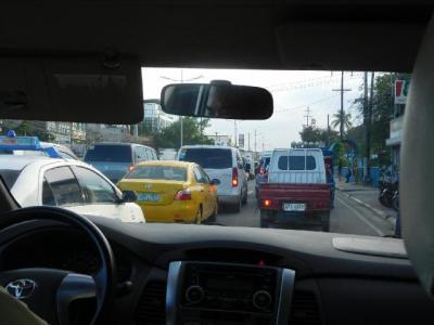 空港からホテルに向かう道路。夕方の渋滞はかな？りひどいです。