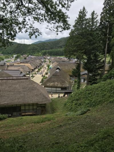 茅葺屋根の宿がたち並ぶ宿場街